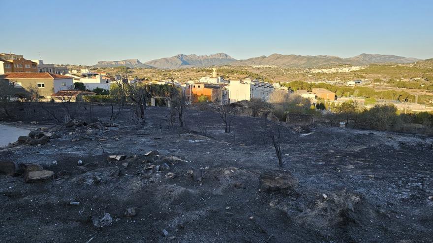 Los estragos del incendio de Teulada que desató el castillo de fuegos artificiales (imágenes)