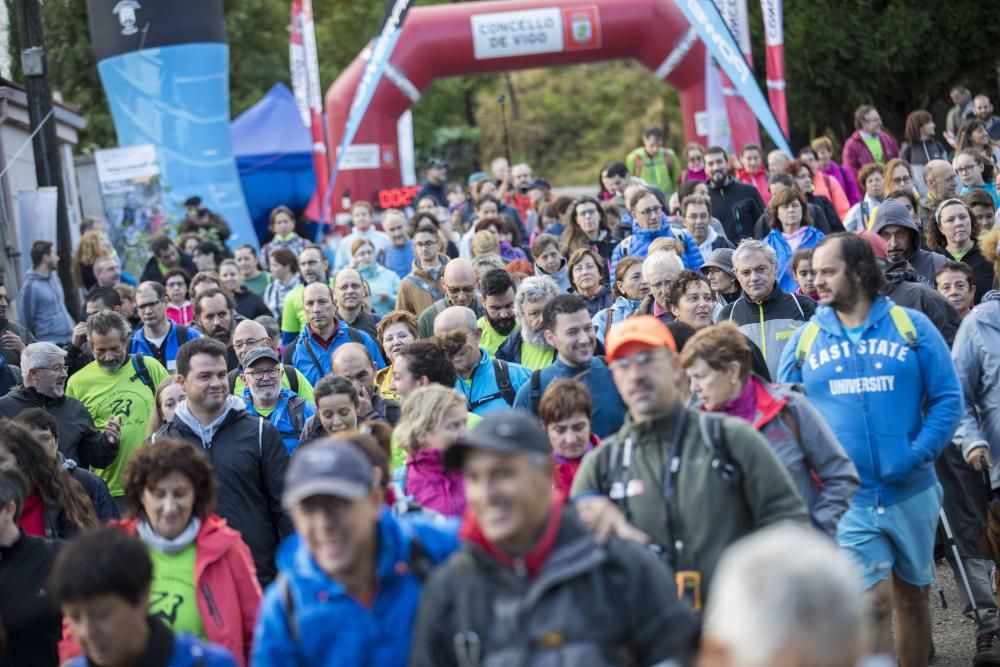 Más de medio millar de personas se citaron esta mañana en Coruxo para recorrer la zona quemada en octubre de 2017.