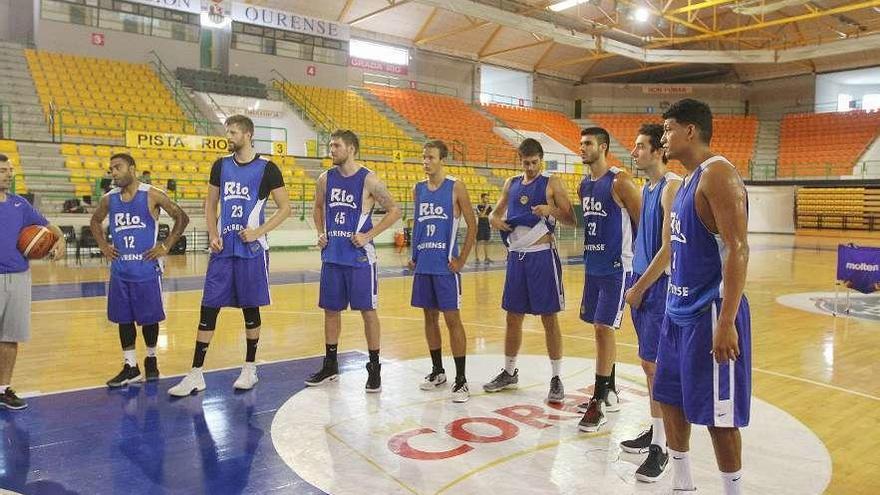 Entrenamiento de la plantilla del Club Ourense Baloncesto en el Pazo. // Iñaki Osorio