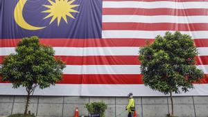 Una gran bandea ondea durante el Día Nacional de Malasia.