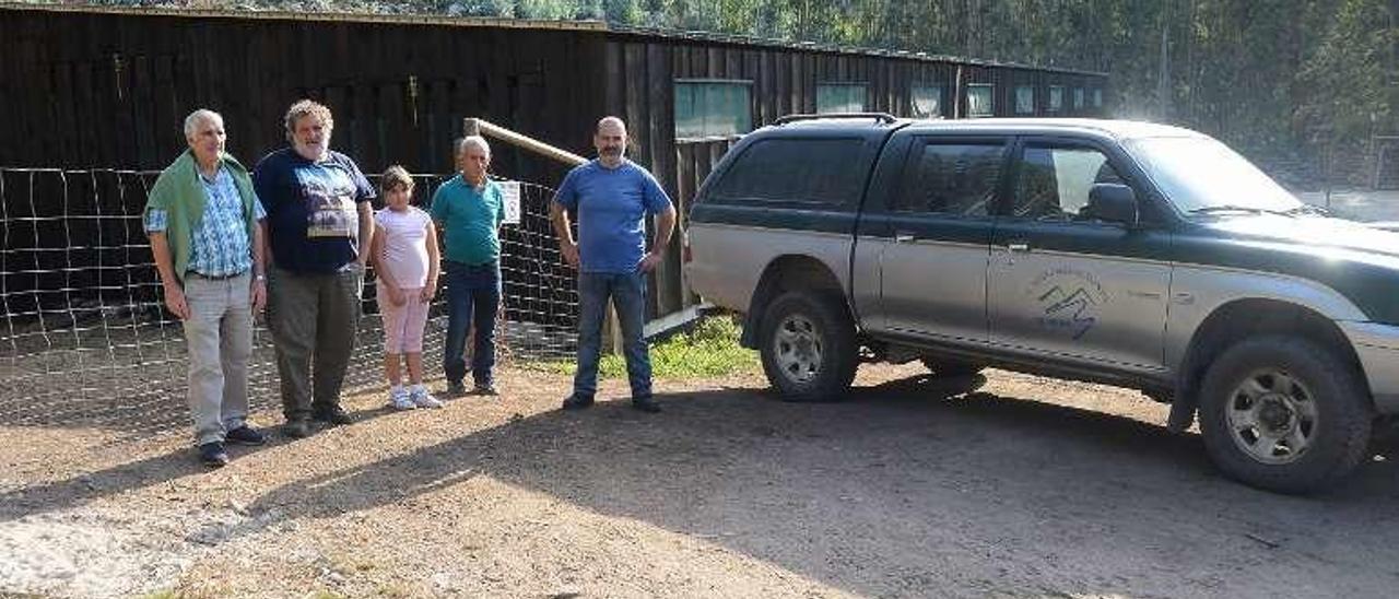 Directivos de la Xunta de Montes, con el refugio de madera. // G. Núñez