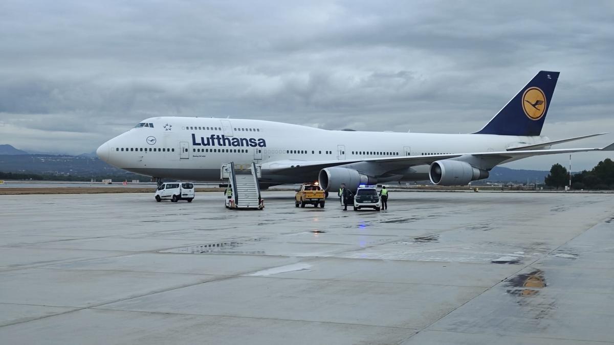 Die Jumbo-747 nach der Landung auf Mallorca.