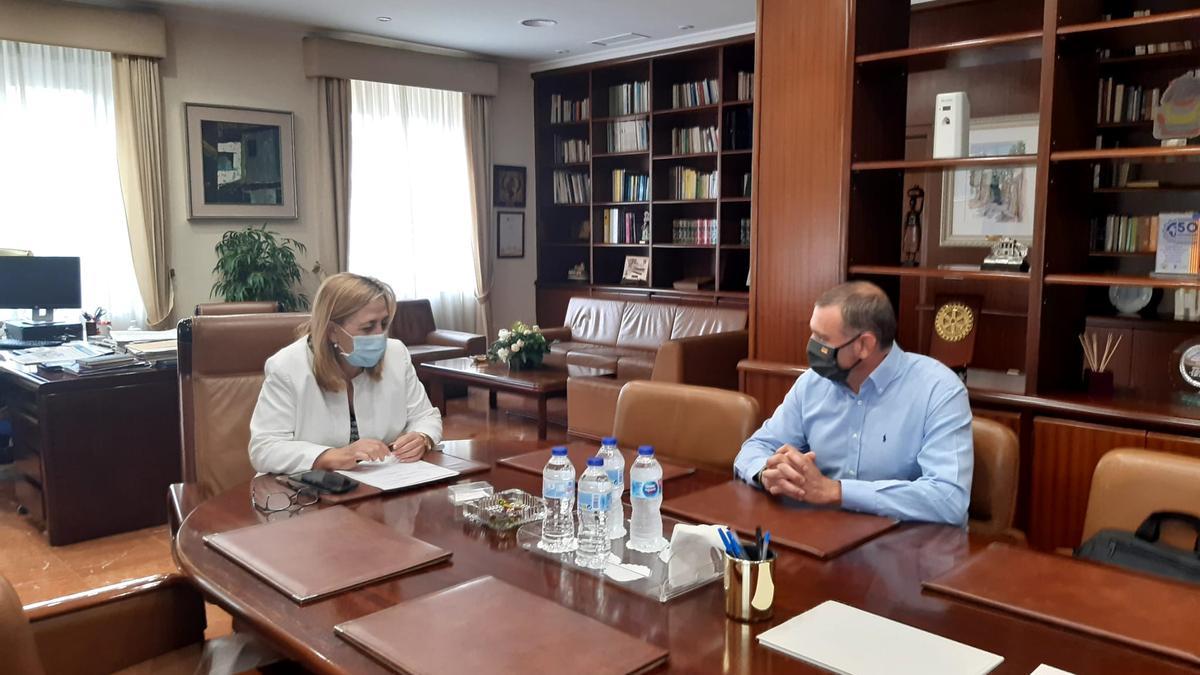 La subdelegada del Gobierno y el delegado de AEGC en la reunión.