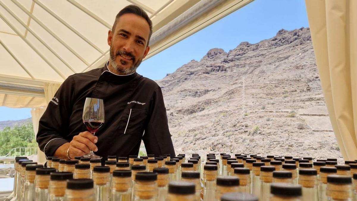 David Coque muestra las botellas de vermut Lolito en el restaurante Valle de Mogán. | | REST. VALLE DE MOGÁN