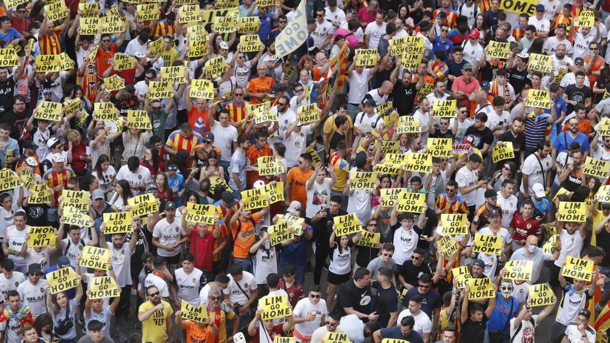 El cartel de «Lim gom home» coloreó de amarillo la calle junto a Mestalla. 