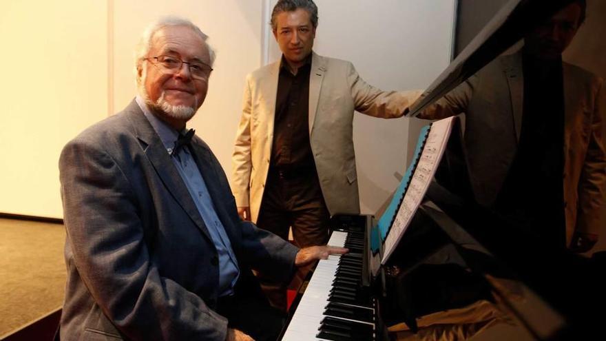 Alberto Zurrón y Luis Vázquez del Fresno, sentado al piano.