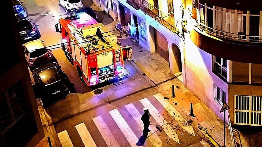 Cae una cornisa al lado de 2 mujeres sentadas a la fresca