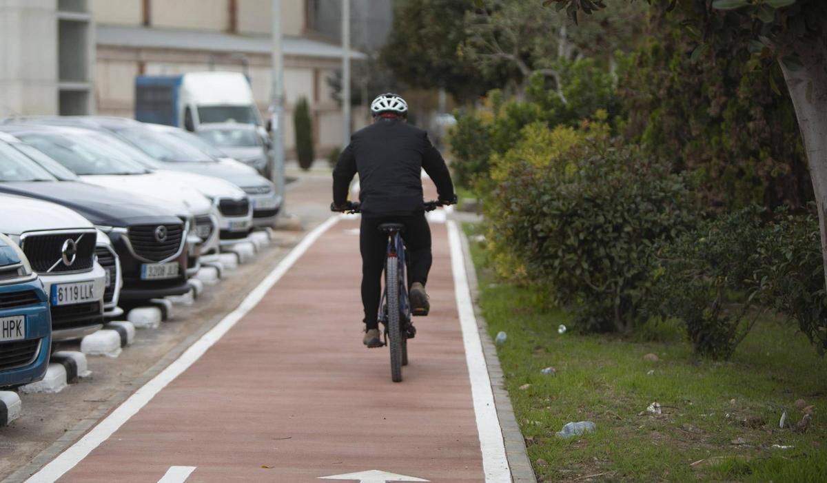 Un ciclista en la red ciclopeatonal de Sagunt.