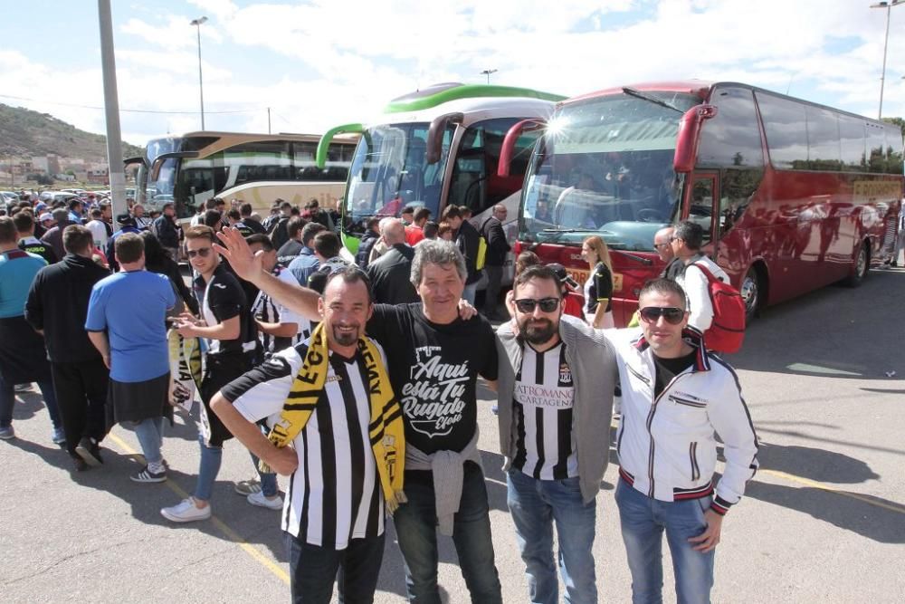 Salida de los jugadores y las peñas del FC Cartagena hacia Murcia para el derbi