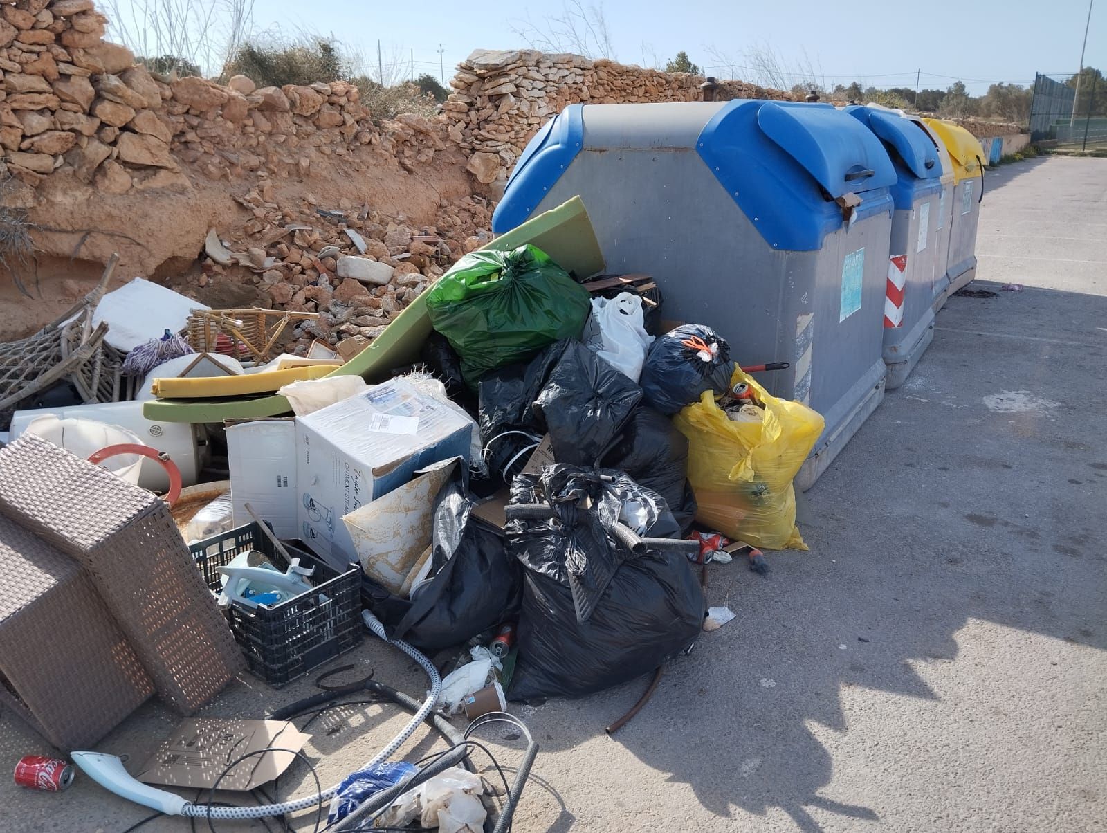 Formentera se llena de basura por la huelga