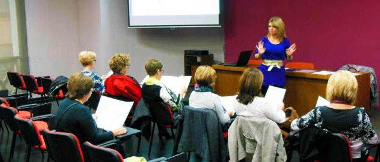 Almussafes organiza un  taller para enseñar a las mujeres qué ropa escoger