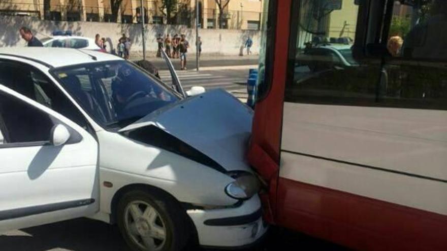 Imagen del coche del detenido tras chocar con un bus.