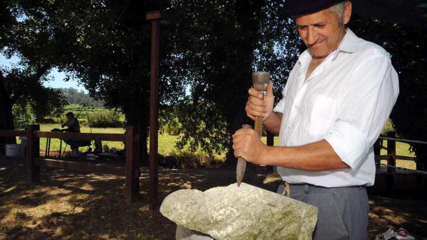 El escultor Mario Gándara trabaja especialmente la piedra. // Iñaki Abella