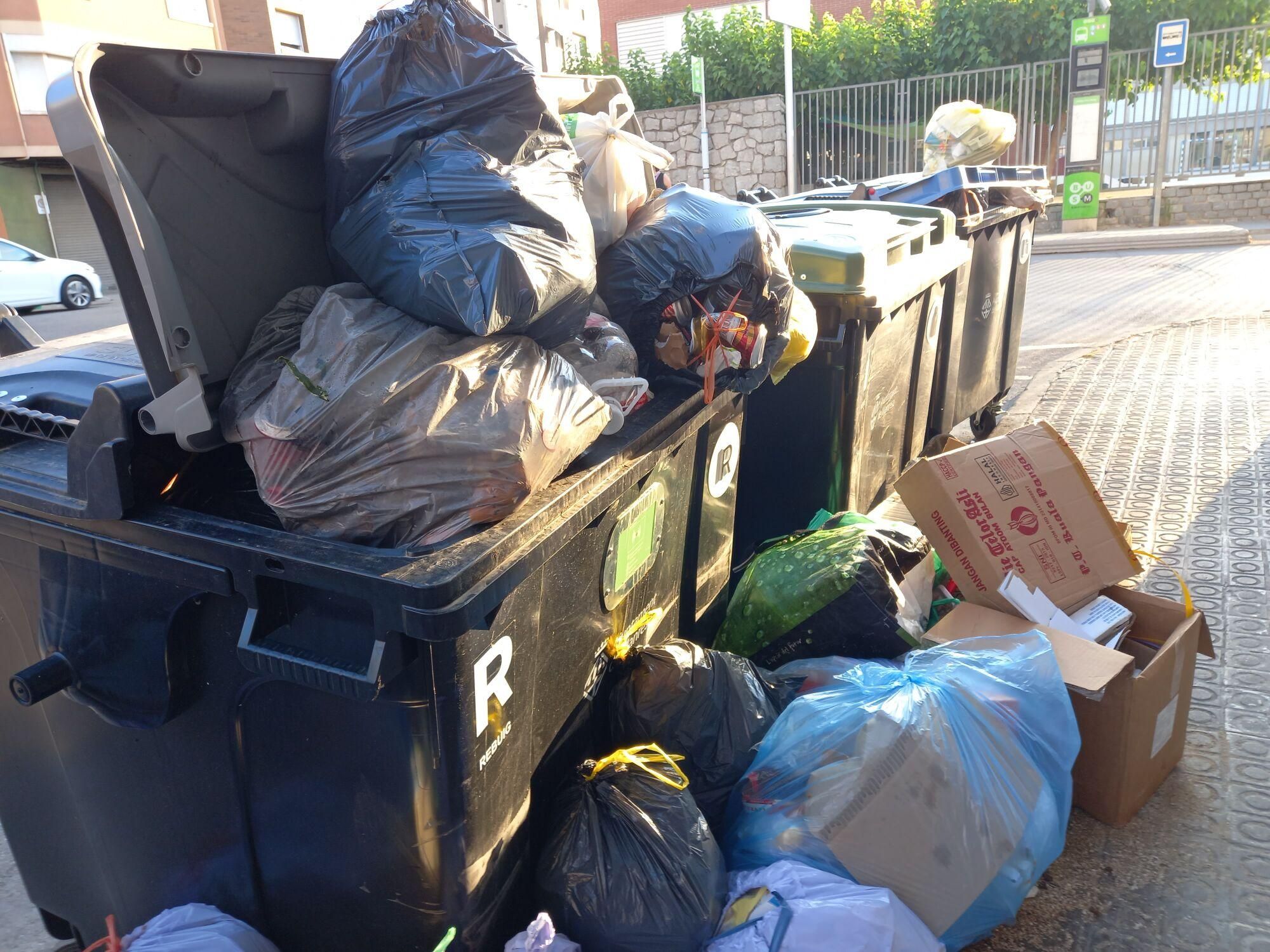 Els contenidors de Manresa, plens a vessar