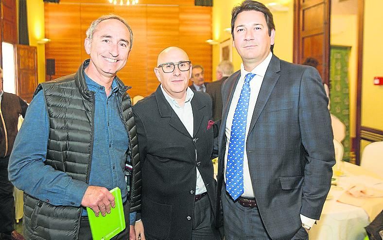 El director general del Grupo Antón, José Antón; junto al director comercial de Publiantón Exterior, Miguel Ángel Ballesta; y el director del Área de Particulares de Caja Rural Central, Nico Gascón, fueron otros de los asistentes al evento celebrado ayer en Orihuela, con numerosos empresarios de la provincia de Alicante.