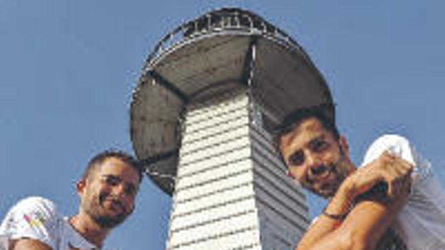 Javier Botrán, a la izquierda, junto a su compañero de experiencia Fernando García, en la Farola del Mar.