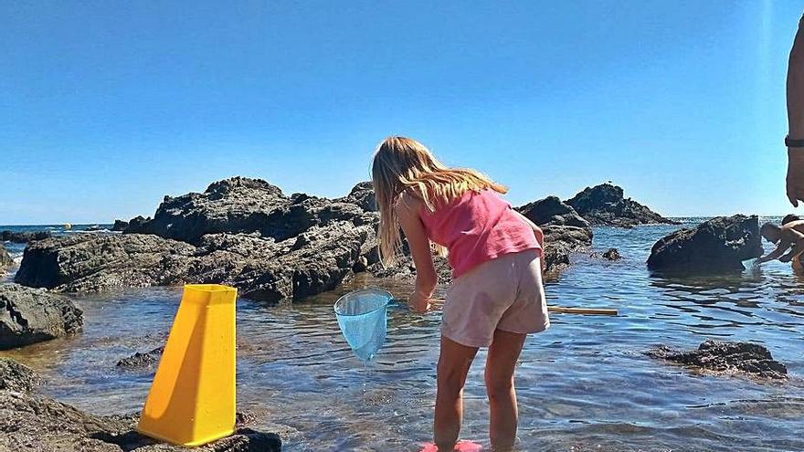 Els petits gaudint del mar.  | AJUNTAMENT DE LLANÇÀ