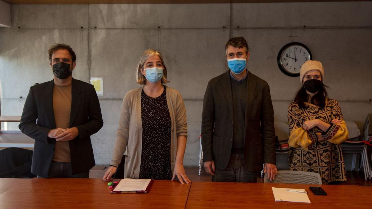 Iago Martínez, María García, Juan Díaz Villoslada y Yoya Neira, en la reunión de Os Mallos.