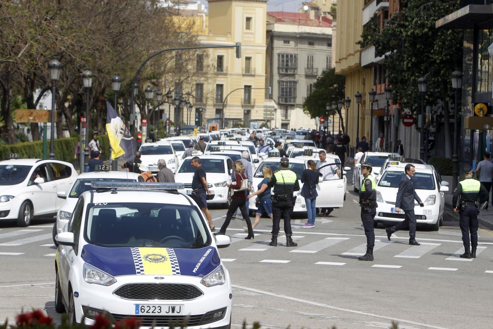 Los taxistas marchan contra los coches con conductor