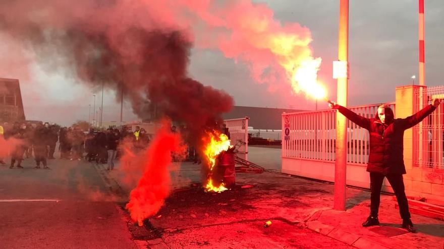 Empleados de Nordex han quemado neumáticos este lunes para seguir con su huelga indefinida.