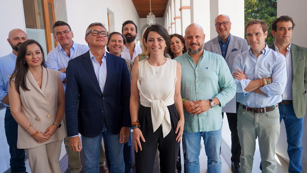 La parlamentaria electa de Vox, Macarena Olona,  con los miembros del grupo parlamentarios tras reunirse con el director de la Oficina Andaluza contra el Fraude y la Corrupción, Ricardo Puyol a 29 de junio del 2022 en Sevilla.