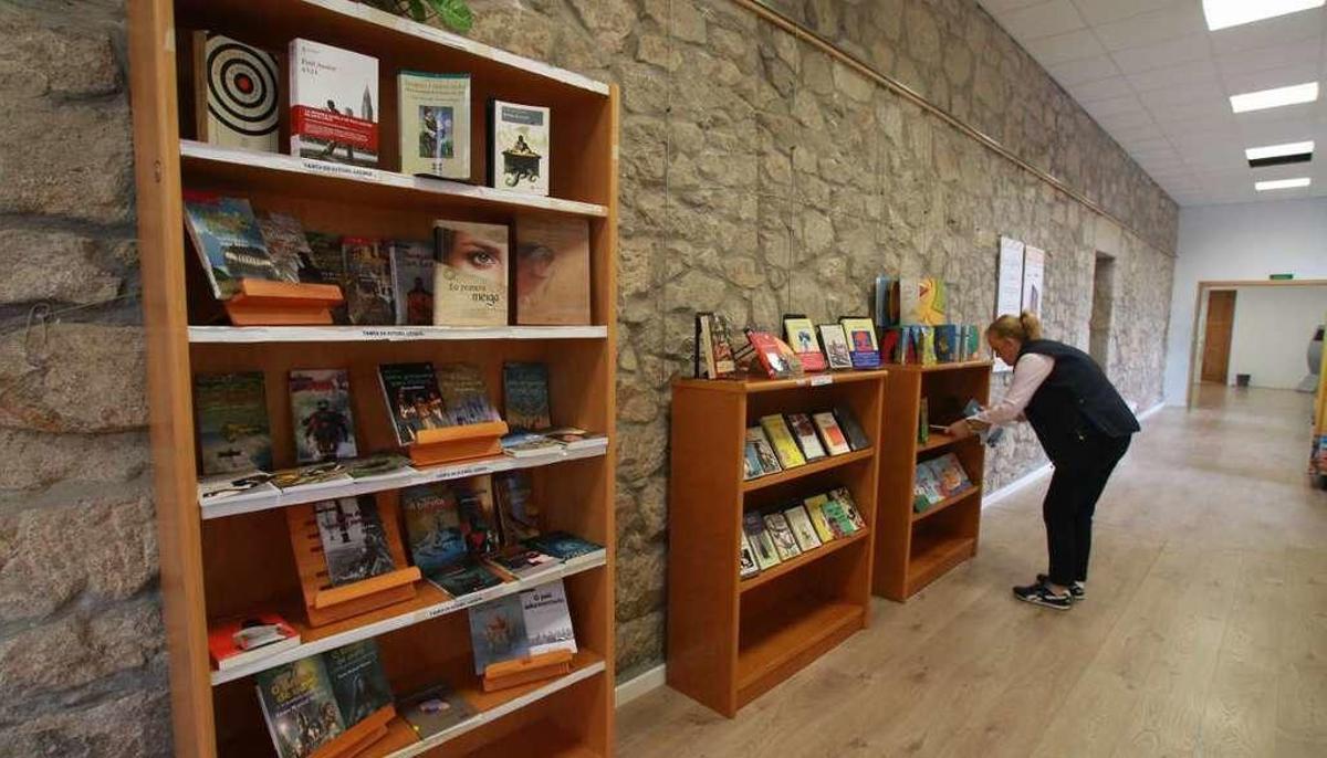 La biblioteca de A Estrada, radicada en la Casa das Letras, estrena nuevos expositores. // Bernabé / Adrián Rei