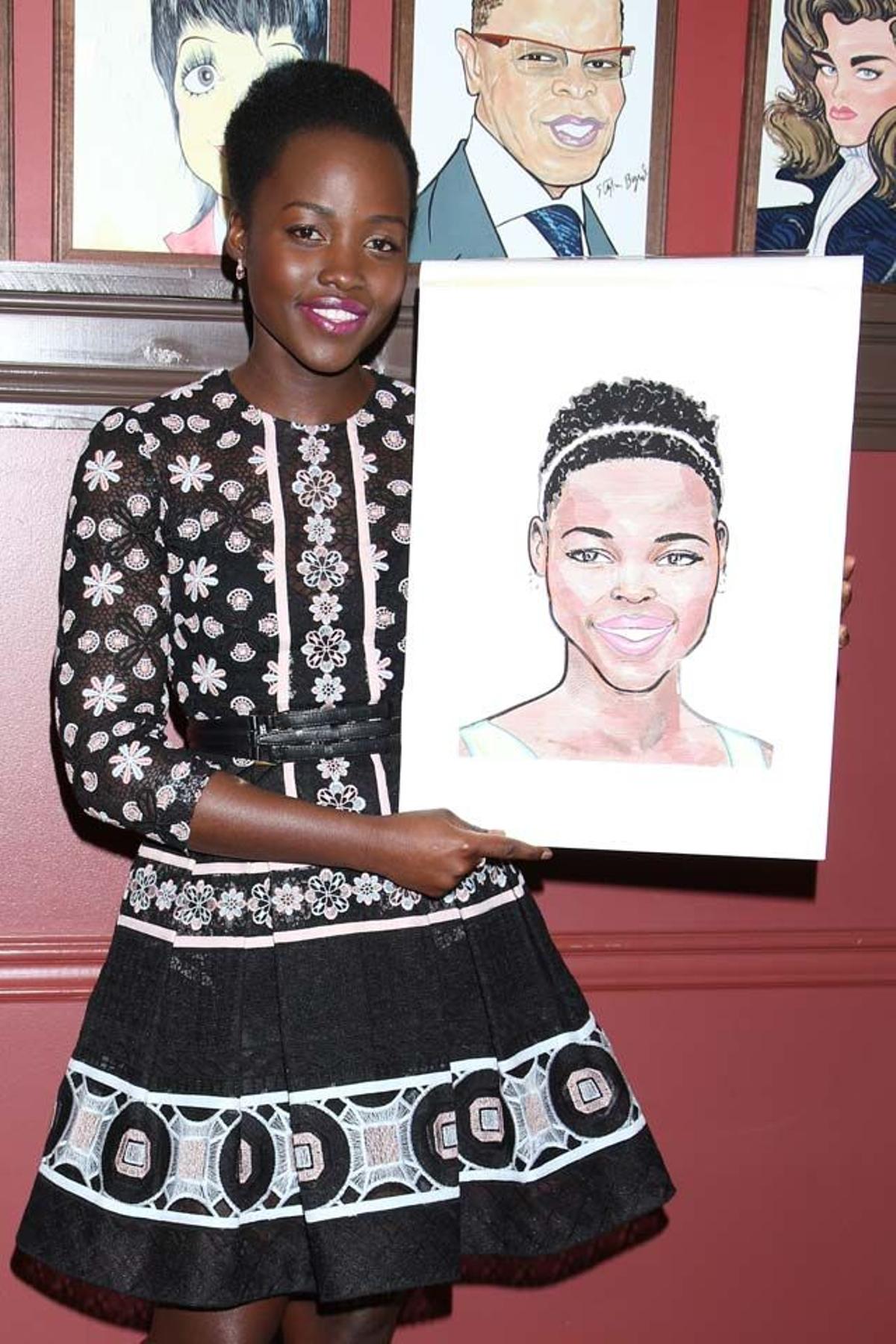 Lupita Nyong'o presenta su caricatura en el conocido restaurante Sardi de Nueva York.