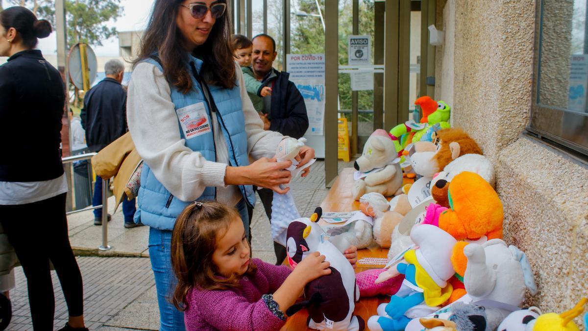 Colocación de muñecos solidarios a las puertas del centro de salud de Monte da Vila, en O Grove.