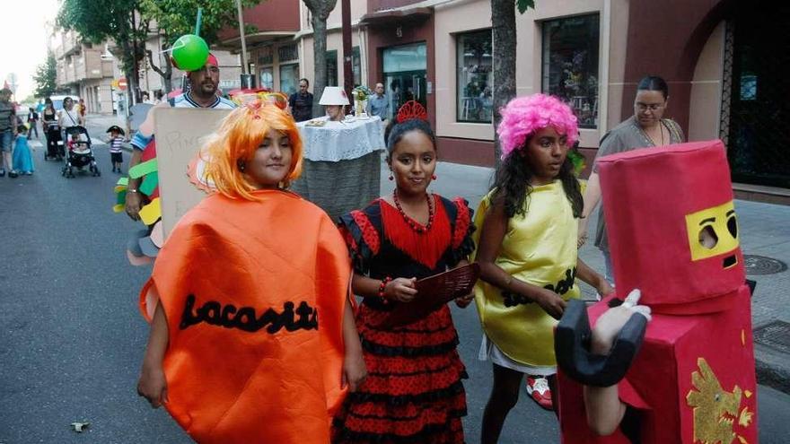 Varios niños muestran sus disfraces en la calle Hermanos Pinzón.