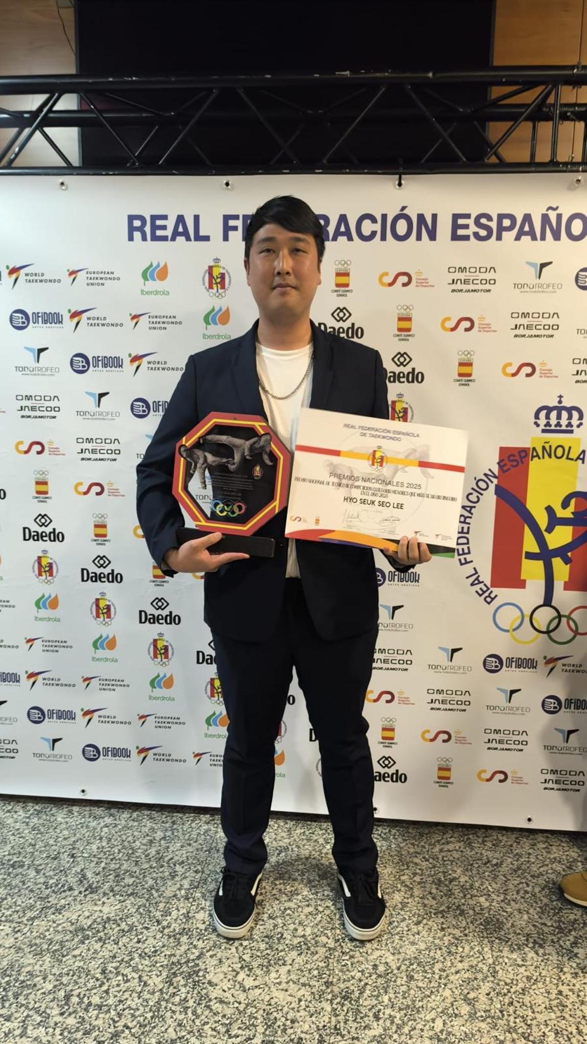 Hyo Seuk Seo Lee posando junto al premio el día de la entrega.
