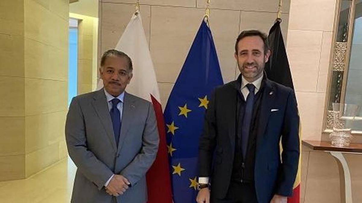 Bauzá, junto al Jefe de la Misión de Qatar ante la UE y la OTAN, Abdulrahman bin Mohmmed Al Khulaifi.