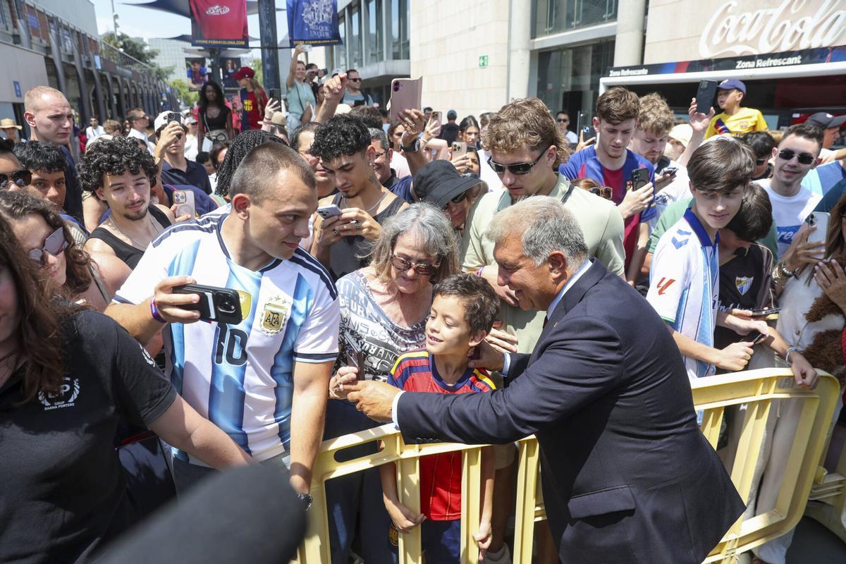 Laporta saluda a los aficionados en las inmediaciones del Camp Nou.