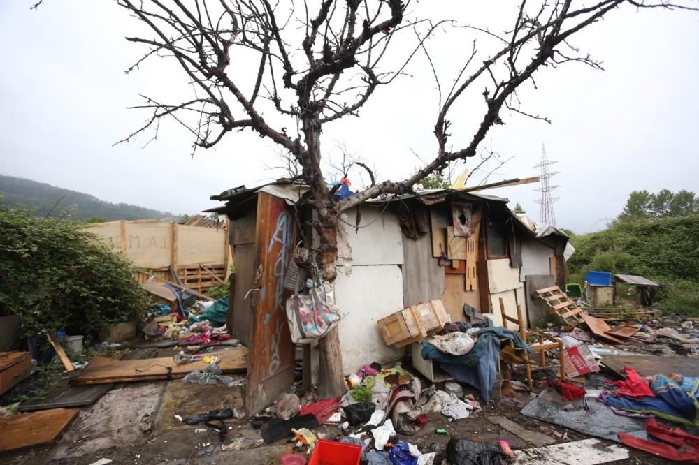 El Ayuntamiento de Oviedo desaloja las chabolas de La Malata