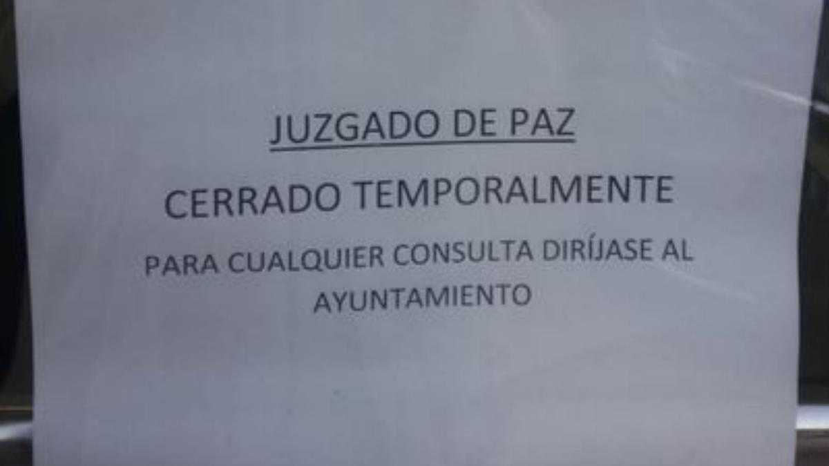 La baja de una funcionaria deja a familias de Rocafort sin certificado de defunción