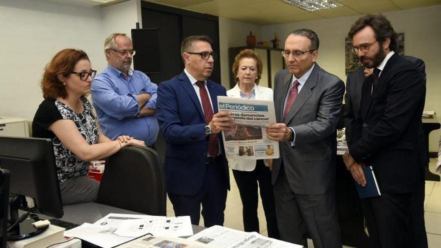 Javier Moll, junto a Arantza Sarasola y Nicolás Espada, director de EL PERIÓDICO DE ARAGÓN, en su primera visita a la redacción de este diario tras la compra del Grupo Zeta.