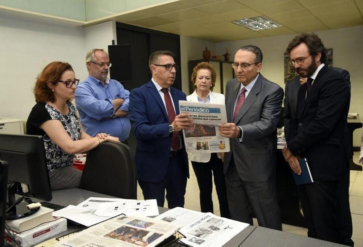 Javier Moll, junto a Arantza Sarasola y Nicolás Espada, director de EL PERIÓDICO DE ARAGÓN, en su primera visita a la redacción de este diario tras la compra del Grupo Zeta.