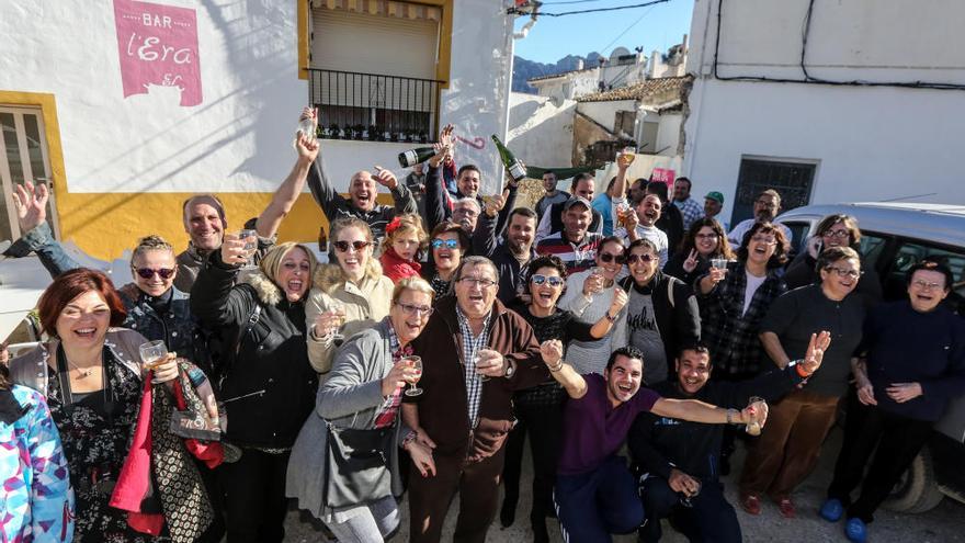 Los agraciados en el Sorteo de la Lotería celebran su suerte