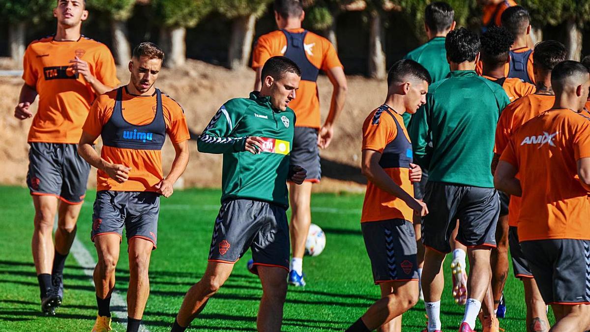 Imagen de archivo de un entrenamiento reciente del Elche en el campo Díez Iborra. |