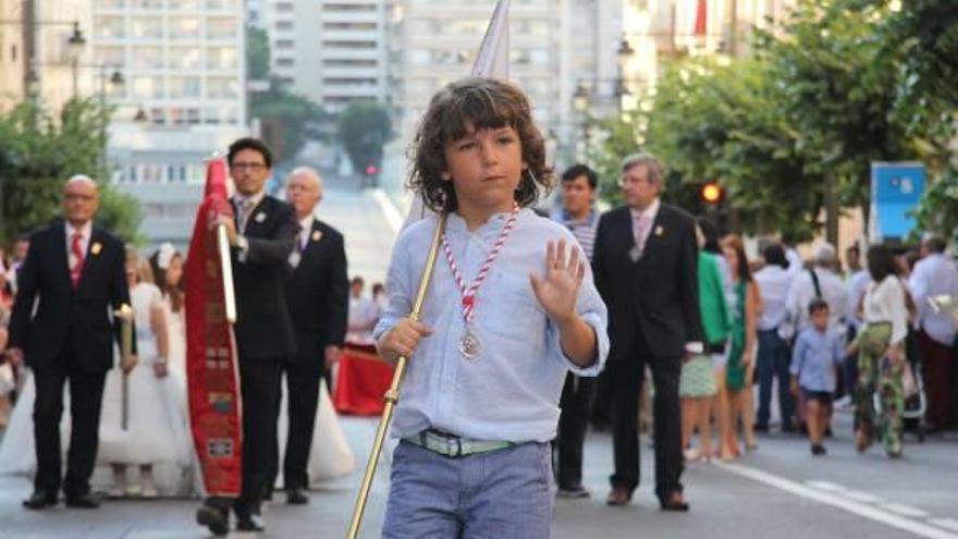 El Sant Jordiet de las Fiestas del próximo año, Juan José Valls Fuster, debutó con su estandarte. A la derecha, un detalle de la procesión del Corpus en la que participaba.