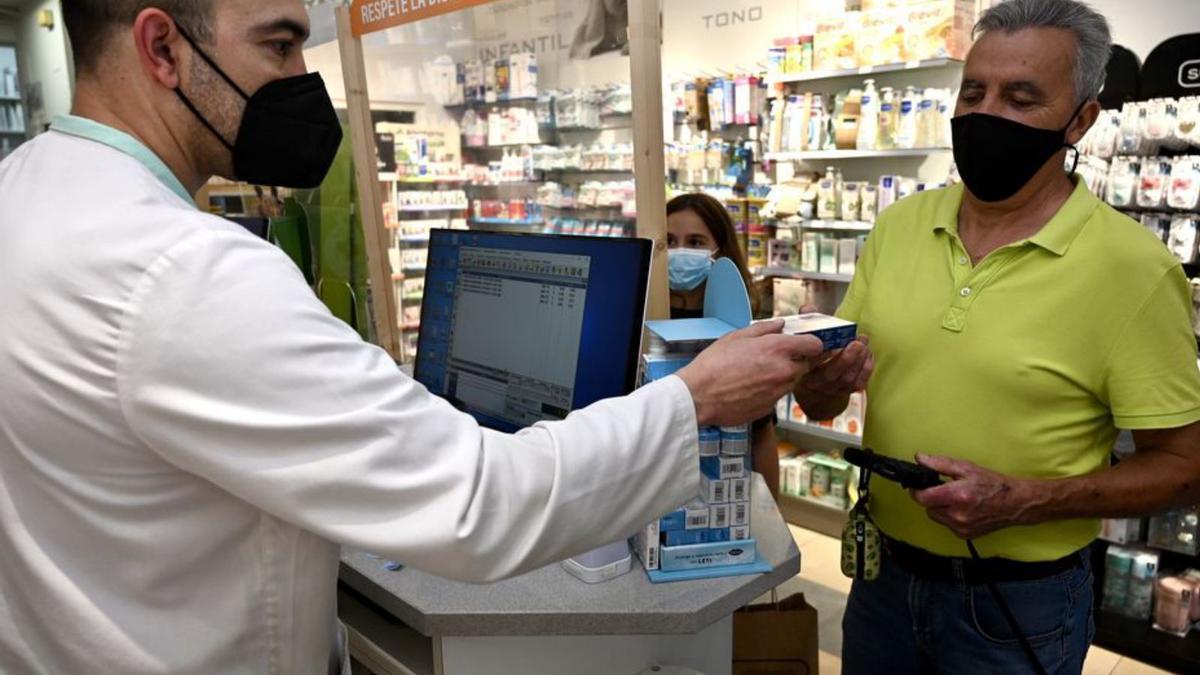 Roi Estévez, farmaceútico en Praza de España.