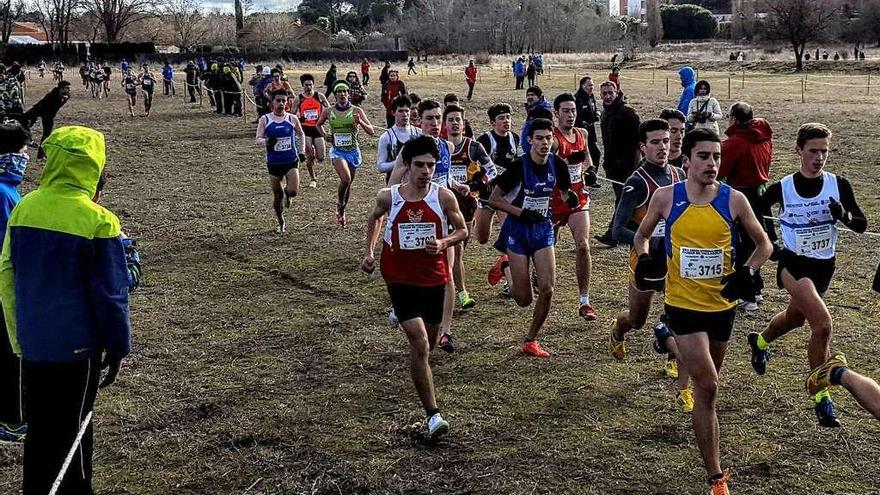 Diego Bravo, con camiseta amarilla, en la carrera junior.