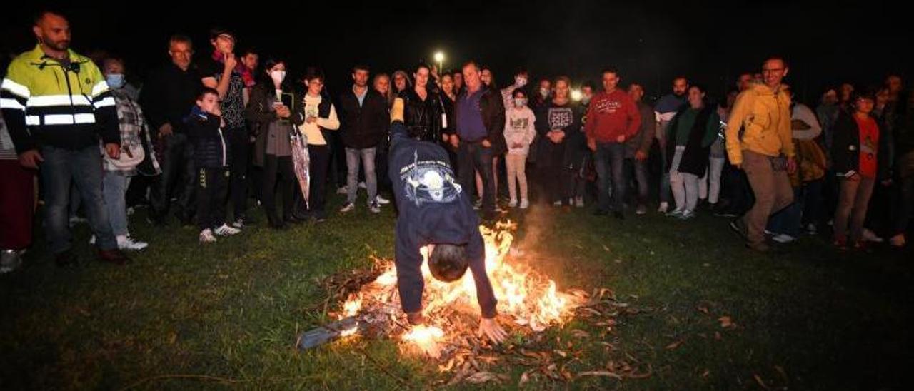 En la noche de San Juan no puede faltar el rito de saltar las cacharelas.