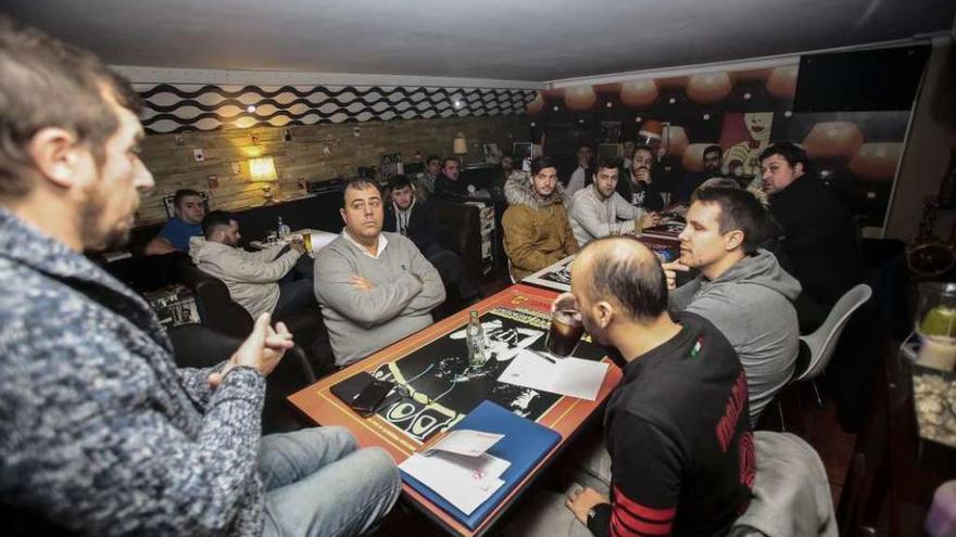 Reunión de la Asociación Viguesa de DJ la semana pasada en un pub de Heraclio Botana. // Adrián Irago