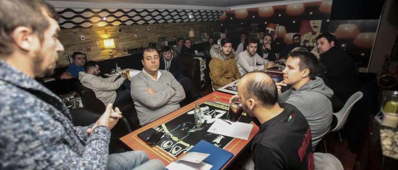 Reunión de la Asociación Viguesa de DJ la semana pasada en un pub de Heraclio Botana. // Adrián Irago