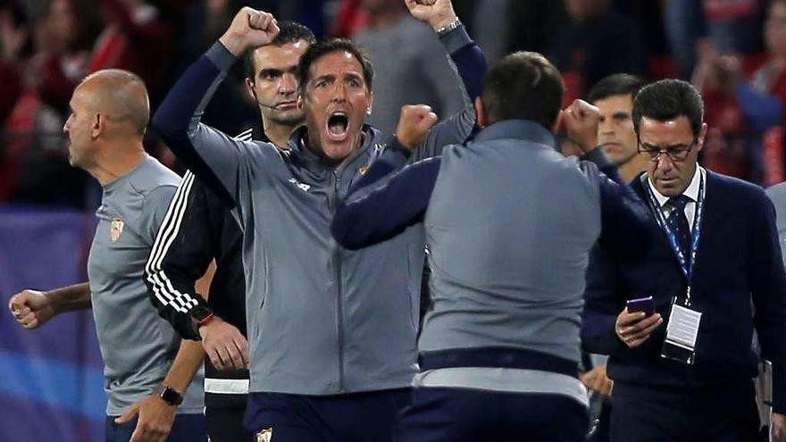 Eduardo Berizzo celebra la victoria del Sevilla sobre el Spartak de Moscú en el Sánchez Pizjuán. // Reuters