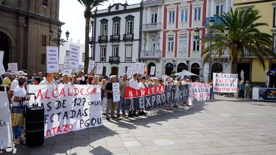 Vecinos de Las Torres protestan ante el pleno del Ayuntamiento de Las Palmas de Gran Canaria