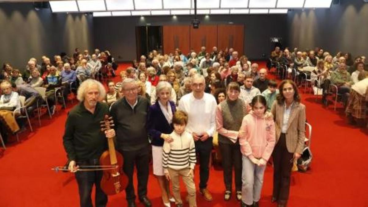 Por la izquierda, Mento Hevia, Luis Palacios, Ana Rúa, Germán Quesada, Miguel Ángel García, Natividad Torres, Catalina de Miguel y Liliana Valdés., en un Club repleto de público
