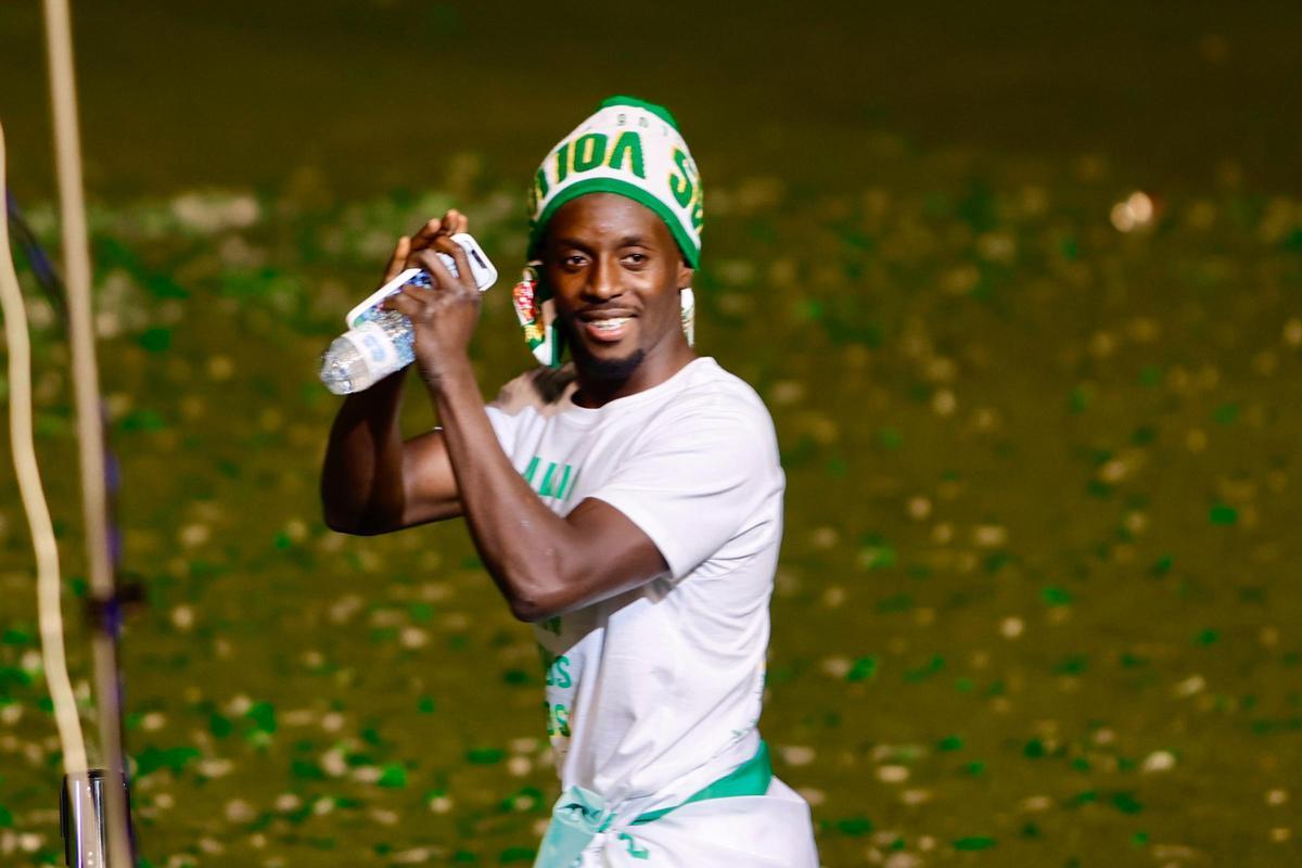 Diarra celebra el ascenso a la Liga Hypermotion conseguido con el Córdoba CF.