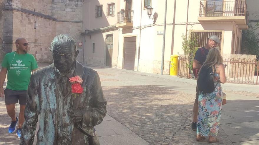 Bonito gesto: así aparece la escultura de Herminio Ramos en el casco viejo de Zamora