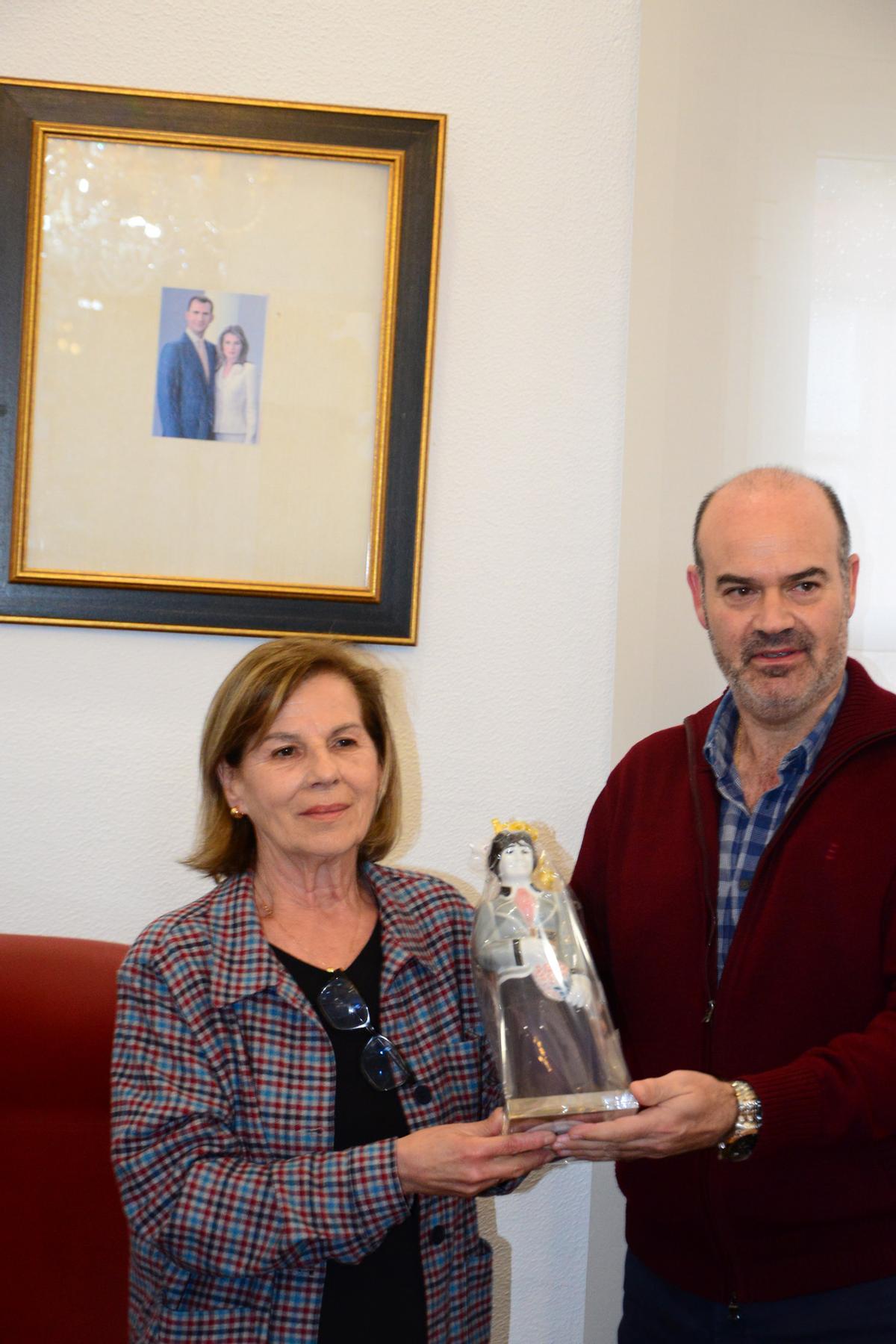 El alcalde, Fëlix Juncal, entrega la figura de obsequio a Toñi Vicente.